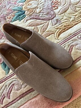 TOMS Metallic Suede Shoes Size 7.5 Never Worn-Rich Brown